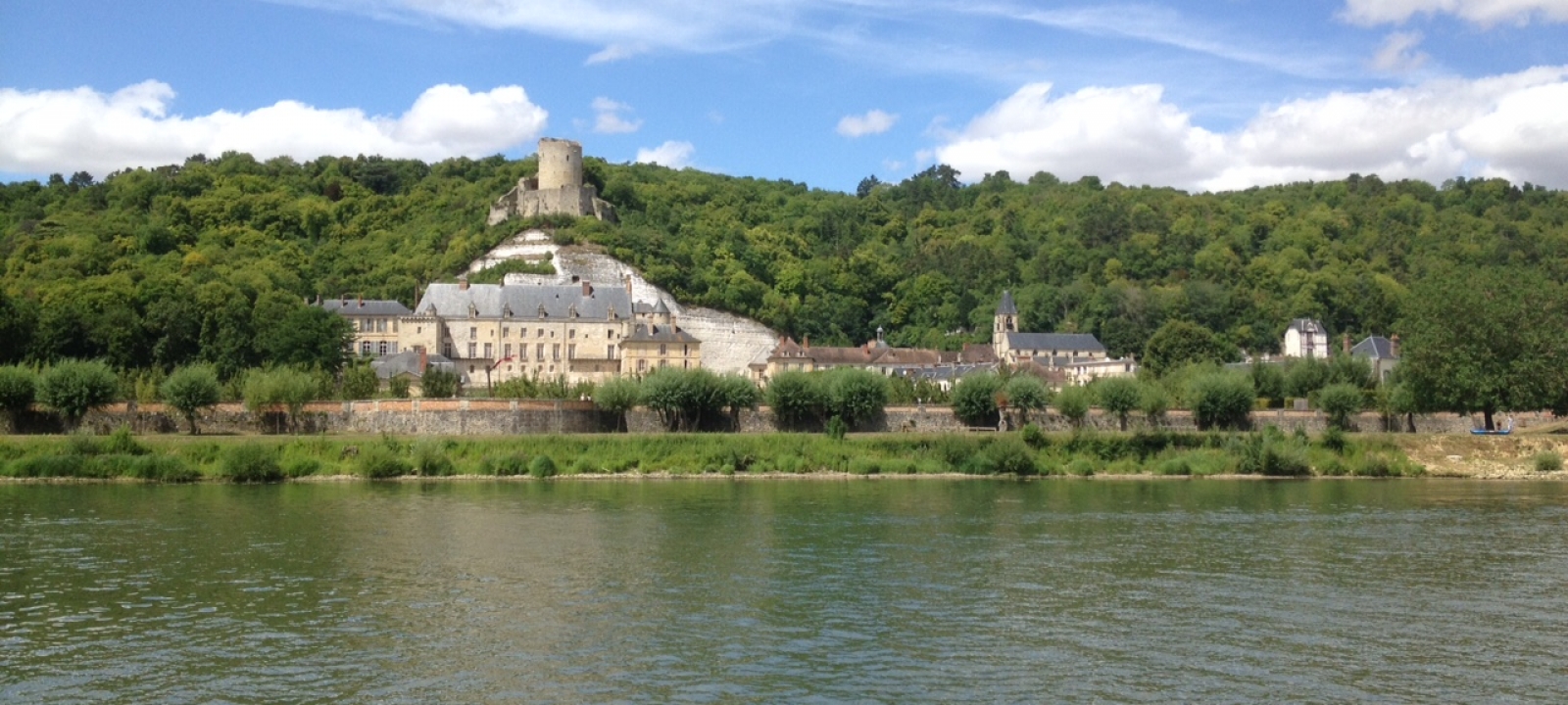 Vue des bords de Seine du château de la Roche-Guyon