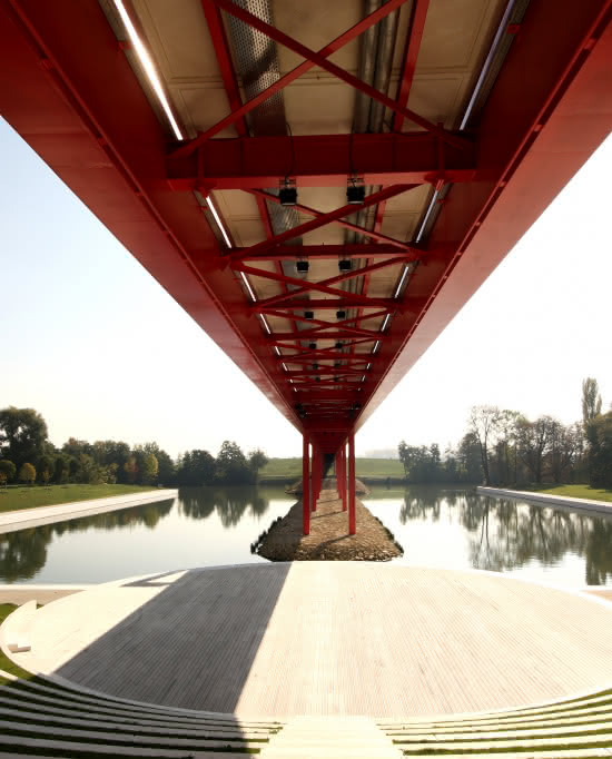 Photo prise du dessous de la Passerelle de Cergy. Vue sur l'Oise et l'Amphithéâtre, 7e station de l'oeuvre de Dani Karavan.