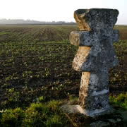 Photo d'une croix pâtée face à un champ à Guiry-en-Vexin dans le parc naturel régional français du Vexin