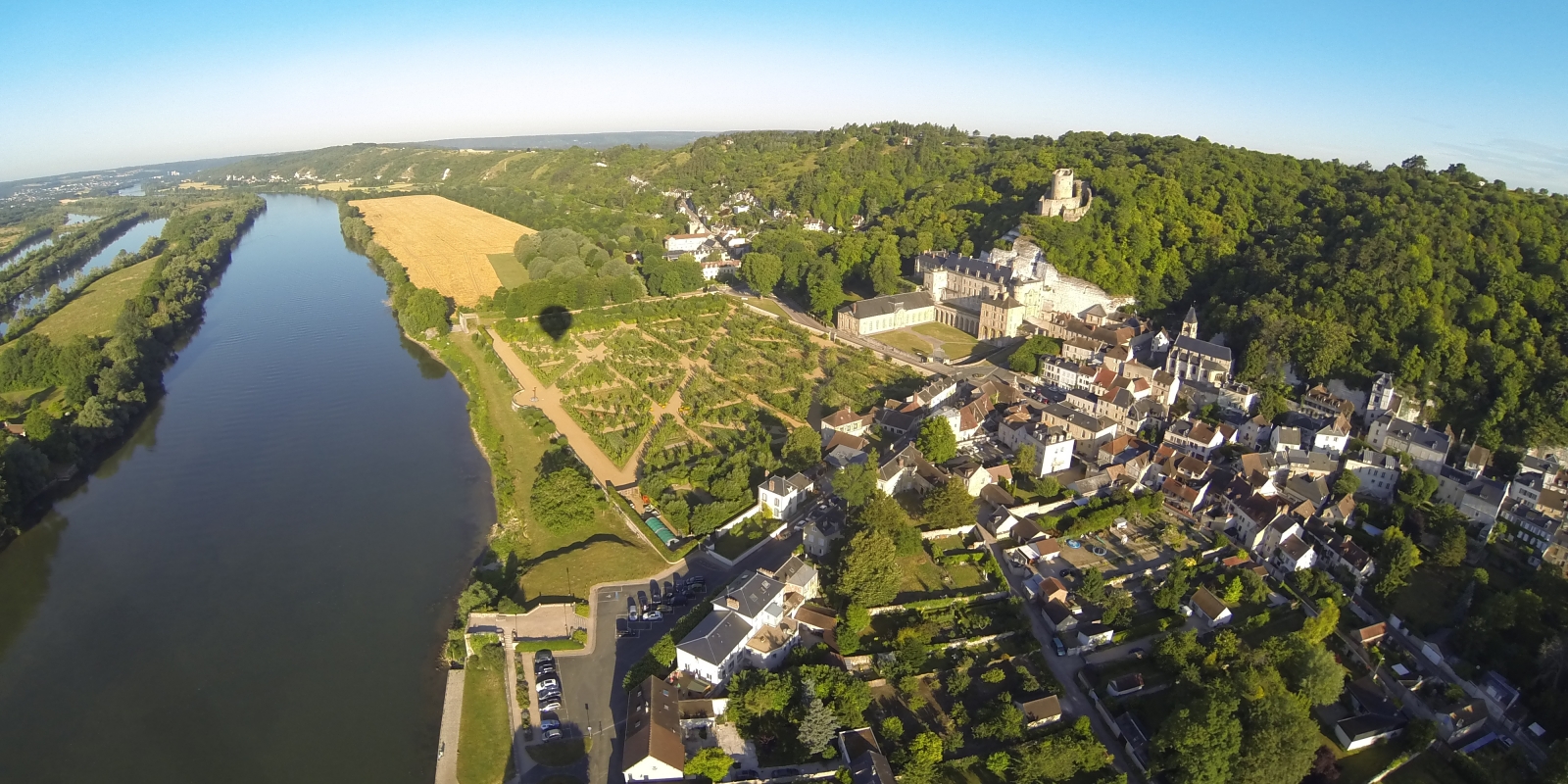Photo de la Roche-Guyon prise du ciel en montgolfière des Montgolfières du Vexin
