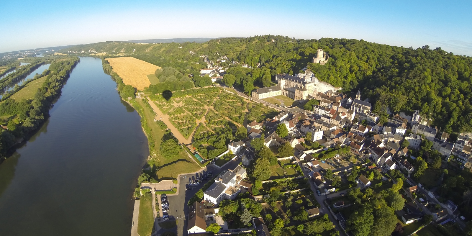 Photo de la Roche-Guyon prise du ciel en montgolfière des Montgolfières du Vexin