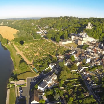 Photo de la Roche-Guyon prise du ciel en montgolfière des Montgolfières du Vexin