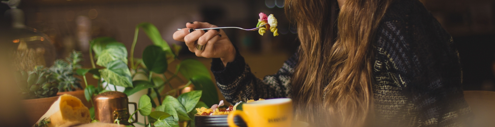 Photo d'une femme qui se régale devant un plat de pâtes