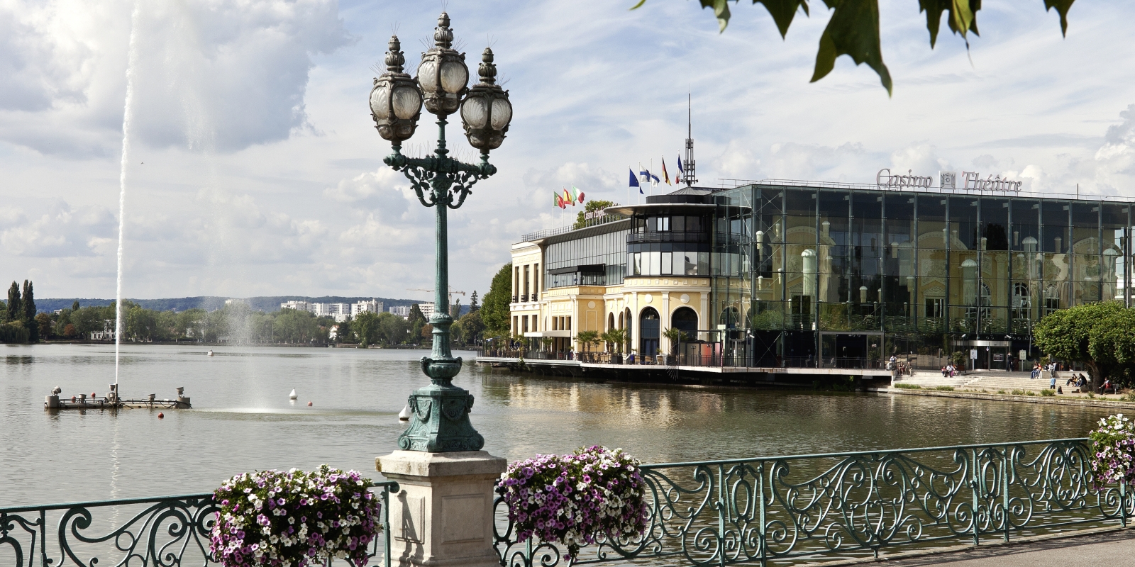 Photo des bords du lac d'Enghien avec son Casino en toile de fond