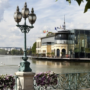Photo des bords du lac d'Enghien avec son Casino en toile de fond