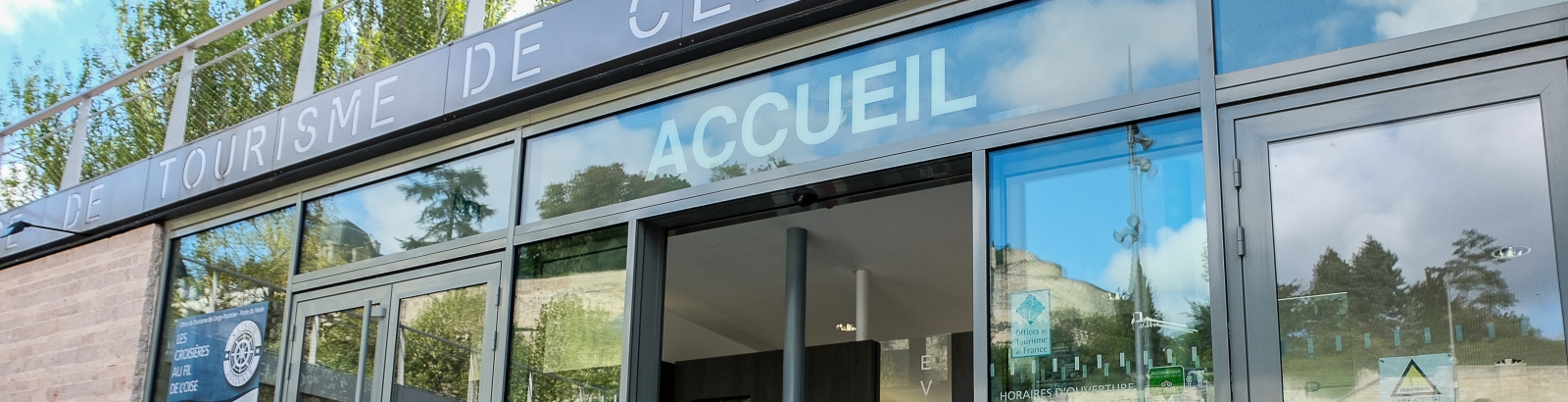 Photo de l'entrée de l'accueil de l'office de tourisme de Cergy Pontoise