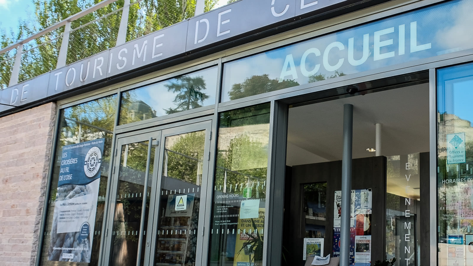 Photo de l'entrée de l'accueil de l'office de tourisme de Cergy Pontoise