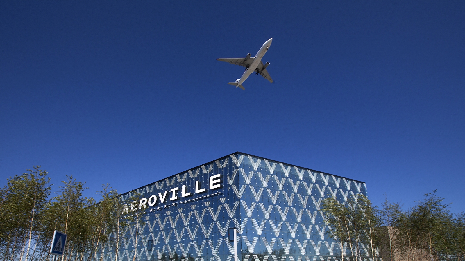 Un avion survolant Aéroville