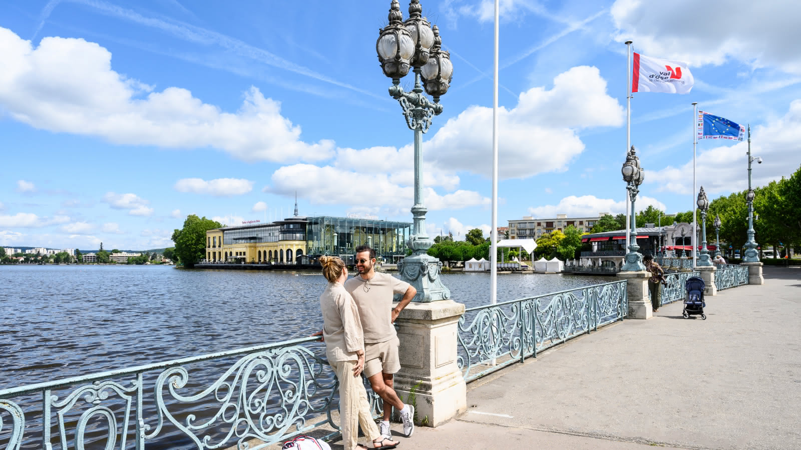 Val d'Oise (95), Enghien-les-Bains, bord du lac sur esplanade