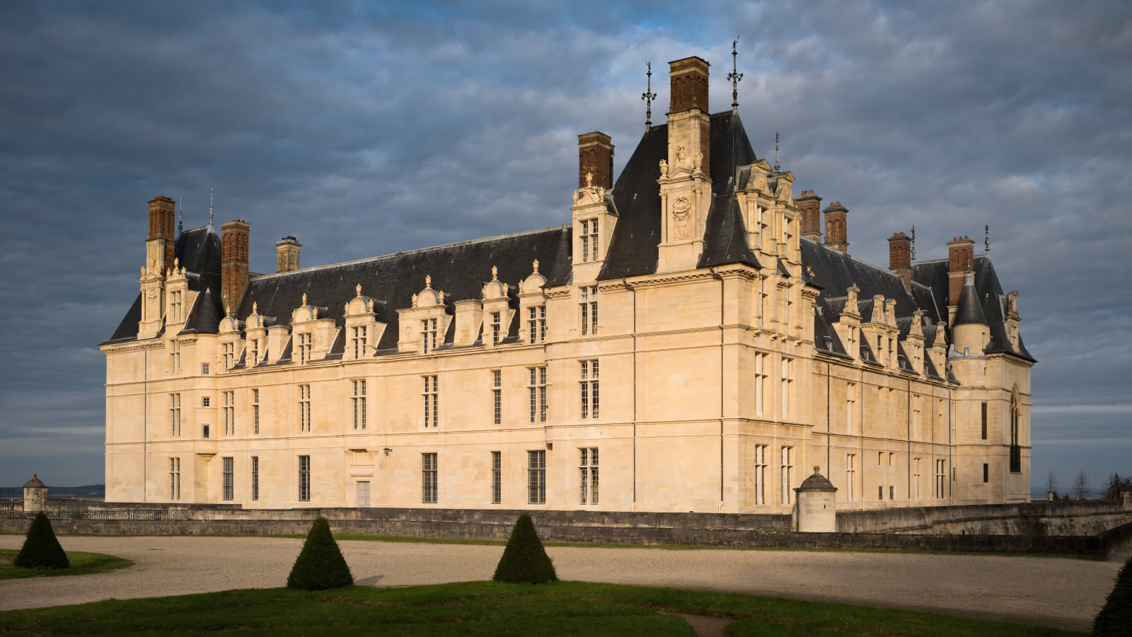 Vue extérieure du château d'Ecouen, musée national de la Renaissance, 2014