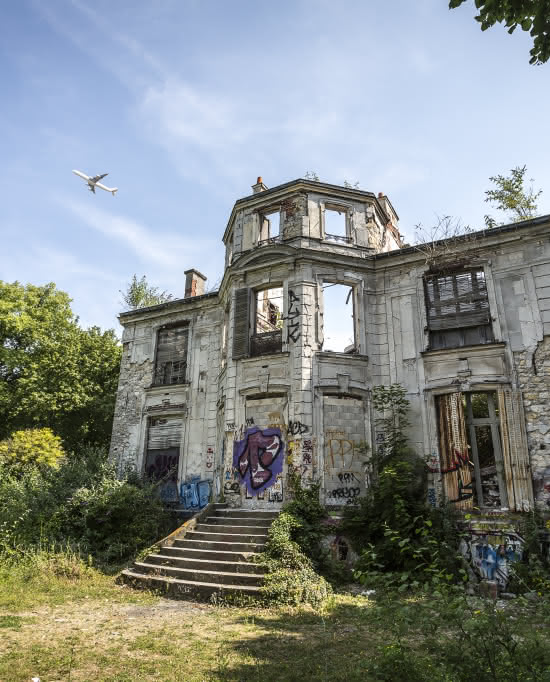 Photo d'un avion survolant des ruines au-dessus du village de Goussainville