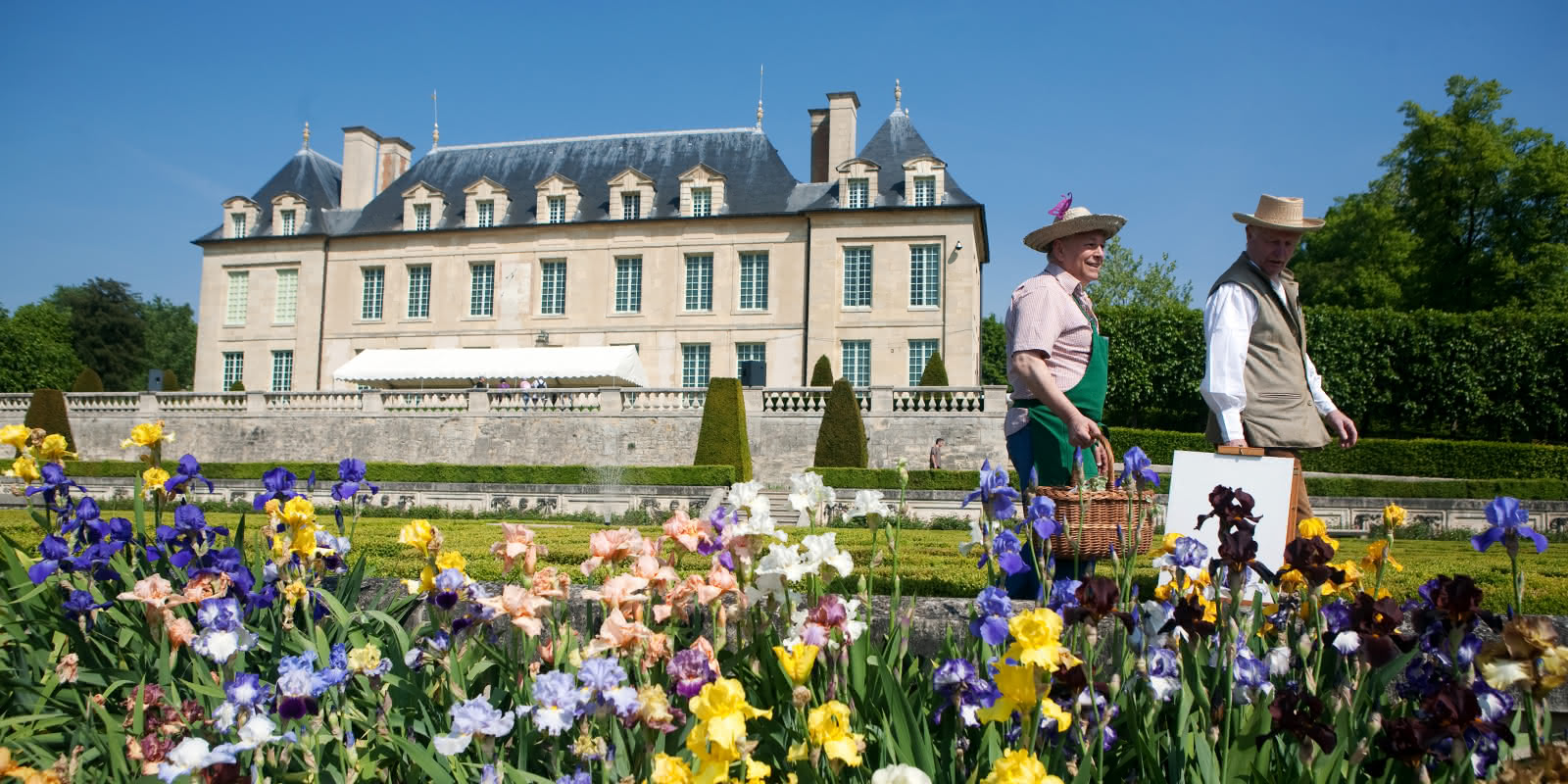 Photo de fleurs au 1er plan avec le Château d'Auvers-sur-Oise au 2nd