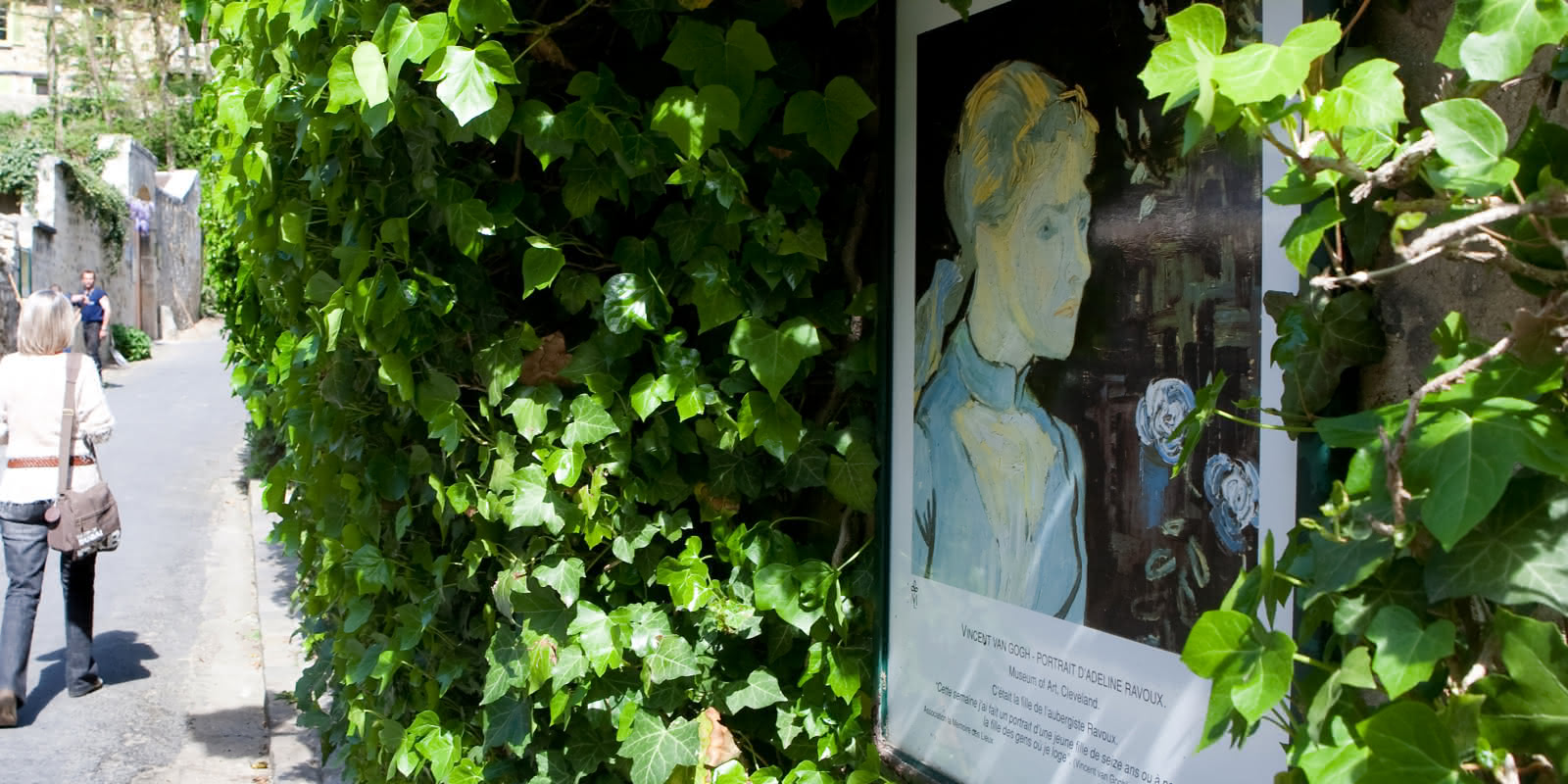 Photo d'une balade dans les rues d'Auvers-sur-Oise - Portrait d'Adeline Ravoux de Vincent Van Gogh