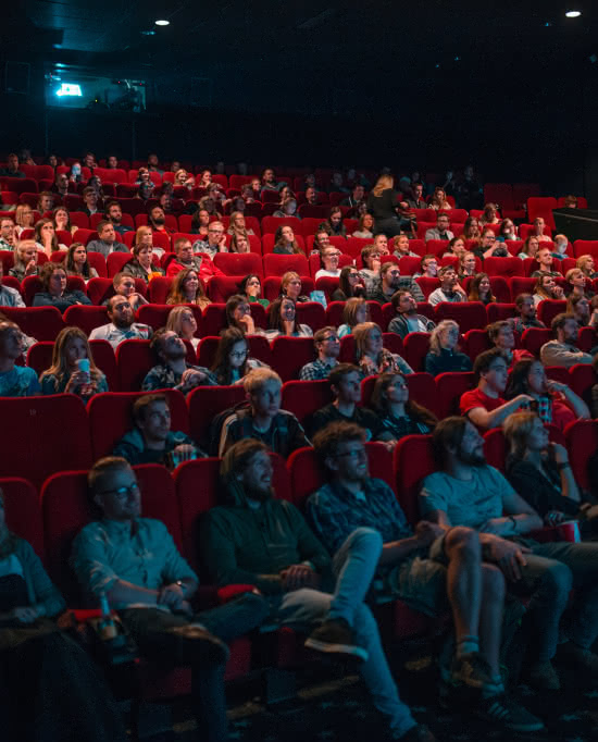 Photo de l'intérieur d'une salle de cinéma avec des spectateurs