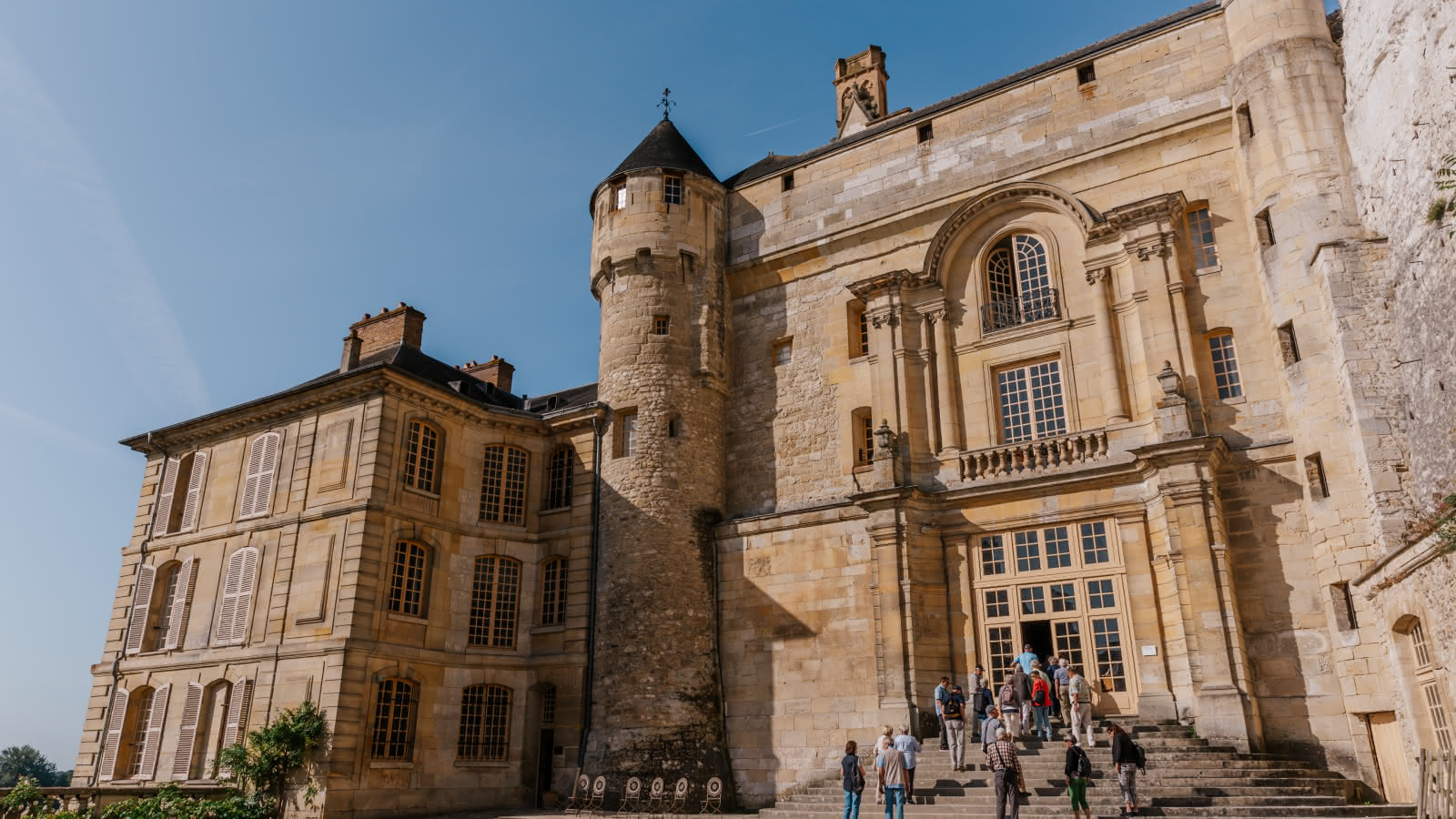 Photo prise depuis la cour d'entrée du château de la Roche-Guyon dans le Val d'Oise