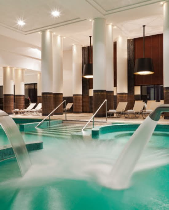 Photo du bassin au spa d'Enghien-les-Bains groupe Barrière