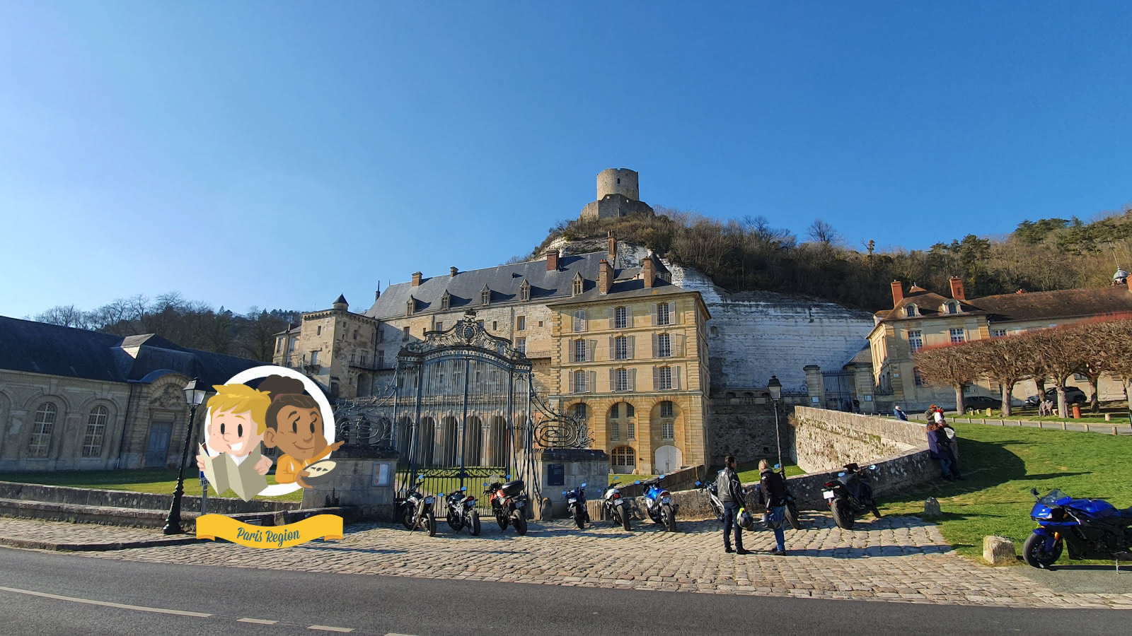 Photo du château de La Roche-Guyon avec des motards en contre-bas et un macaron de l'application Paris Région Aventures apposé dessus.