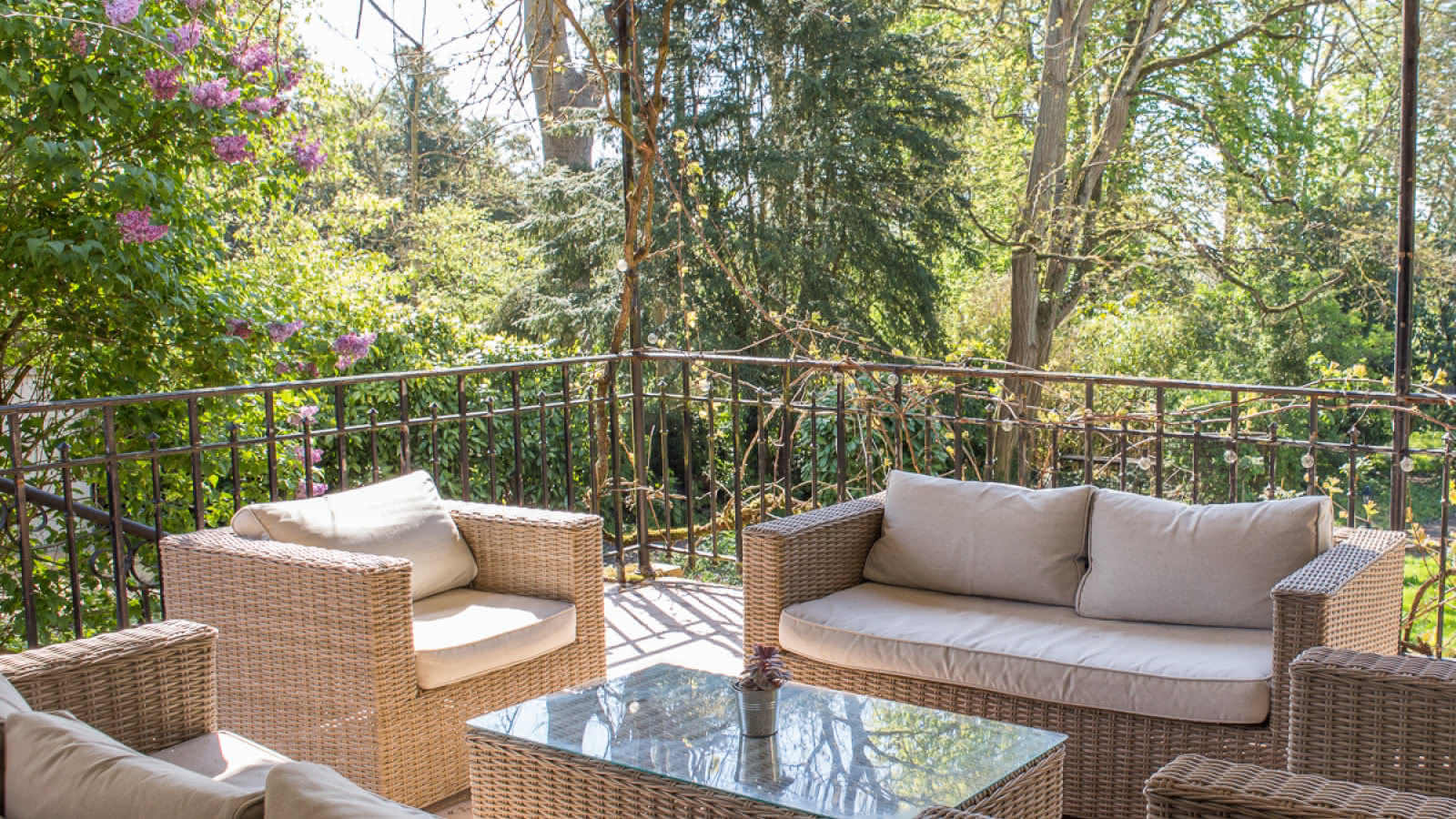 Photo de la terrasse de la chambre d'hôtes Les Jardins Fleuris à Cormeilles-en-Vexin