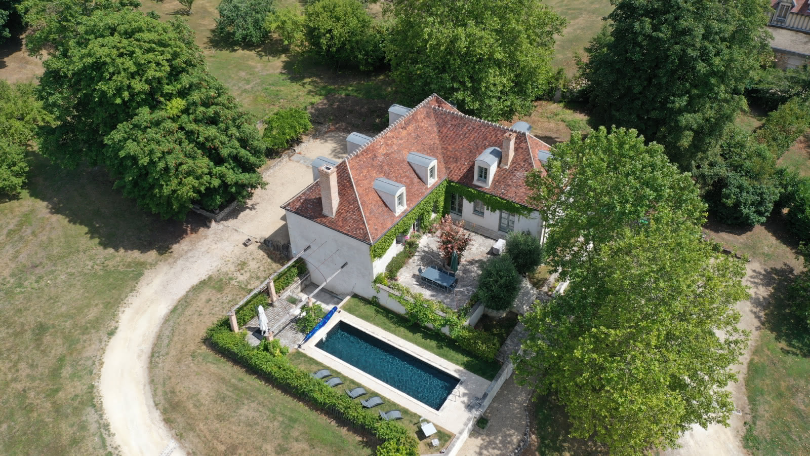 Photo prise du ciel de la maison d'hôtes La Clairière de la Reine Hortense avec sa piscine