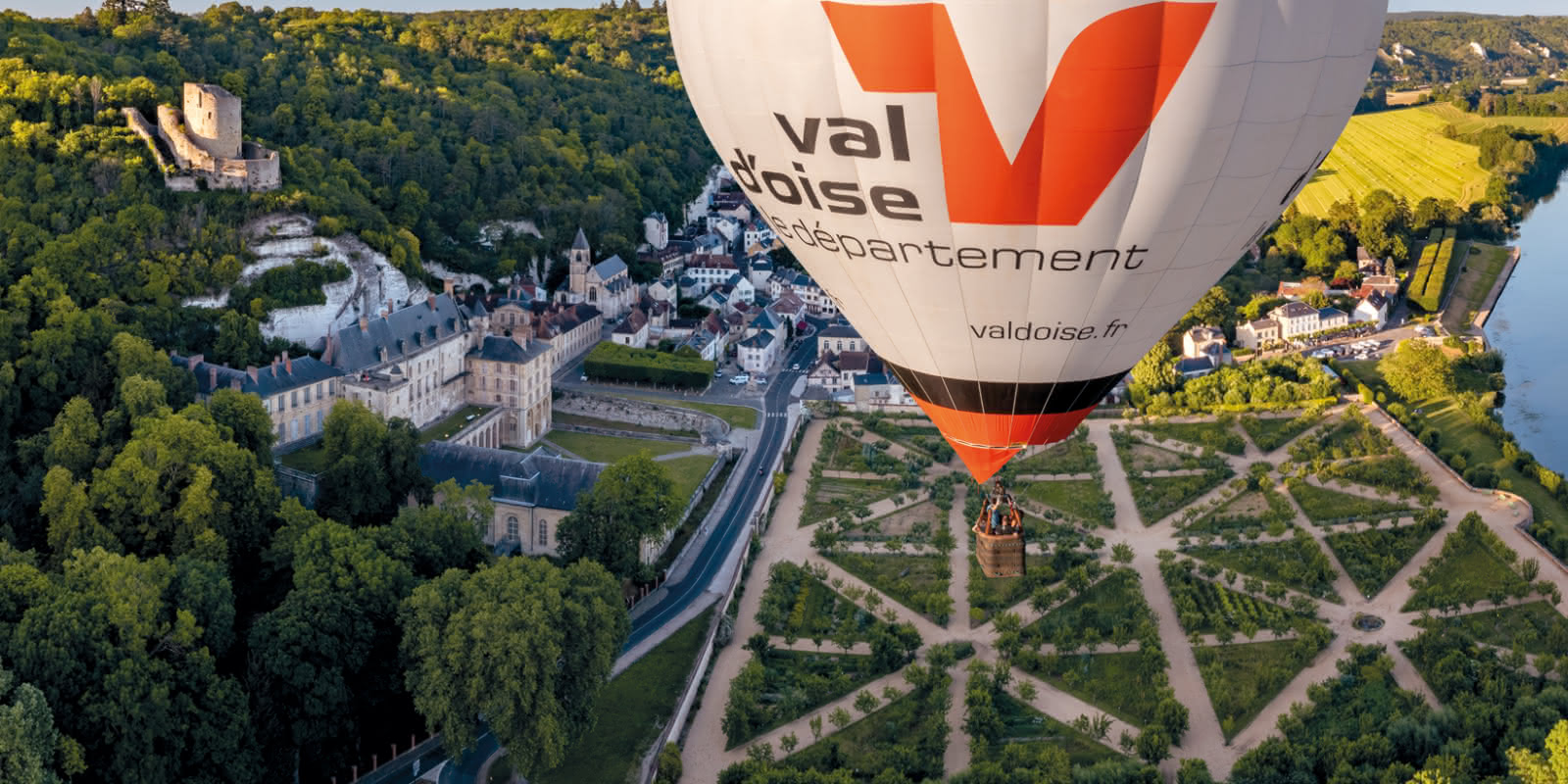 panorama La Roche-Guyon, vue Seine Potager et donjon avec montgolfière Conseil départemental