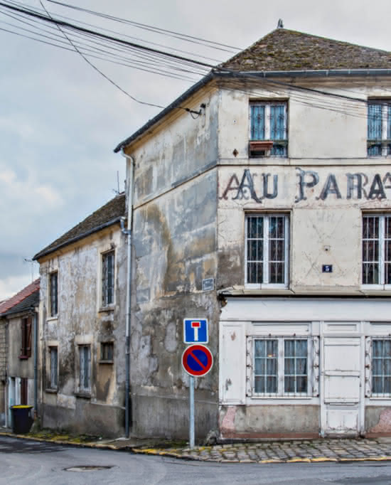 Photo de la rue de la façade du Café 'Le Paradis'