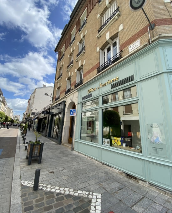 rue commerçante d'Enghien et façade Office de Tourisme