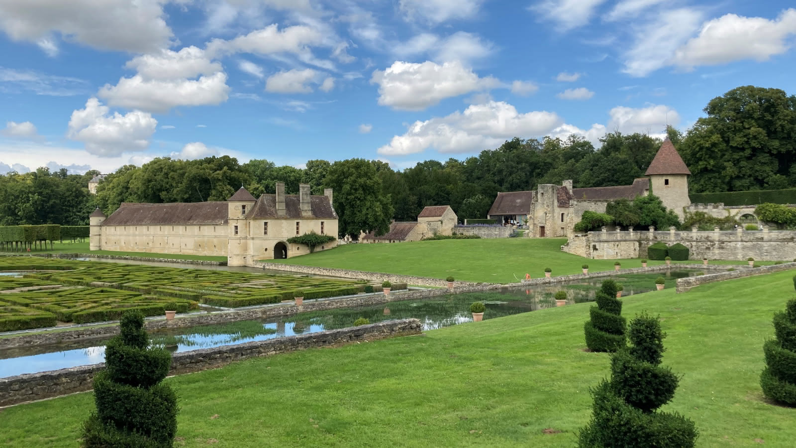 Une vue des jardins et de la partie la plus ancienne de Villarceaux