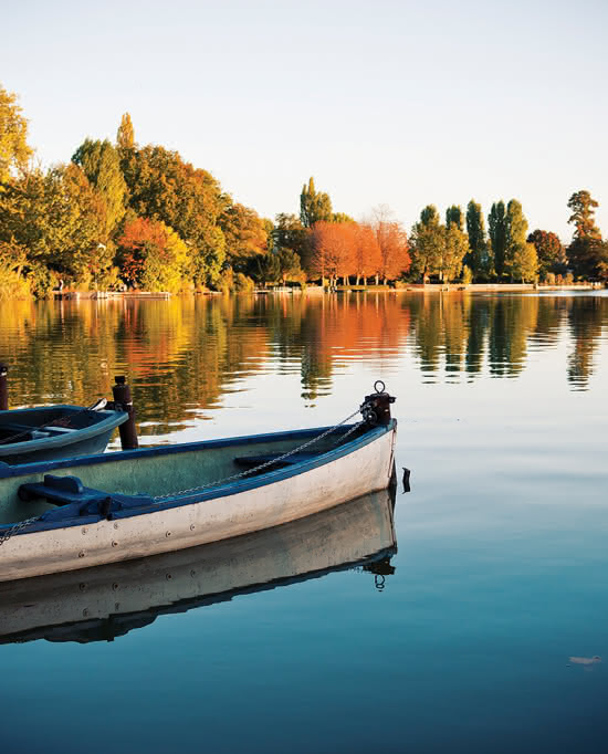 Barques sur le lac d'Enghien en automne