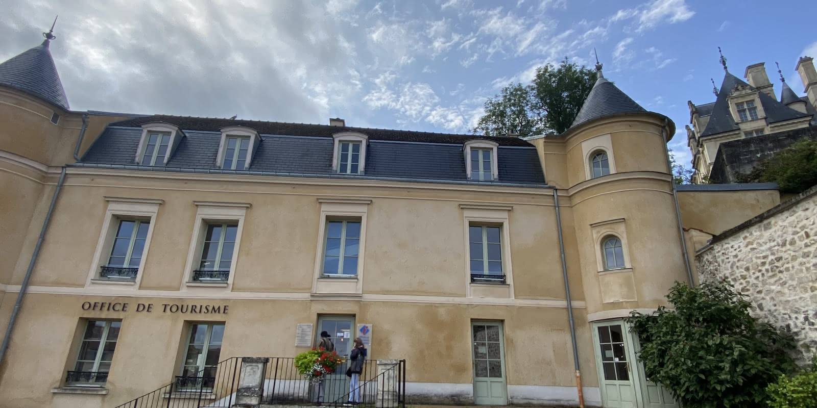 façade du manoir des tourelles, office de tourisme d'Ecouen avec aperçu du chateau