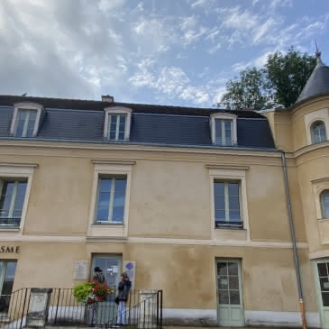 façade du manoir des tourelles, office de tourisme d'Ecouen avec aperçu du chateau