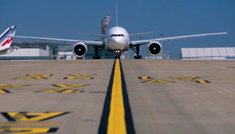 avion sur la piste de l'aéroport de Roissy