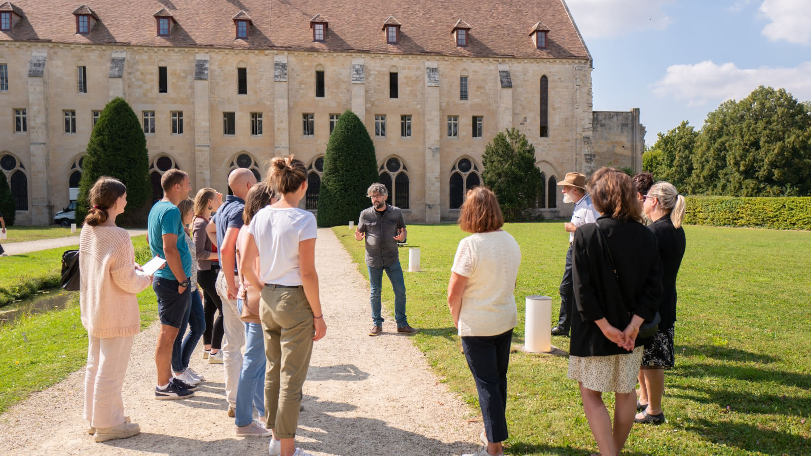 groupe de visiteurs devant la façade de Royaumont