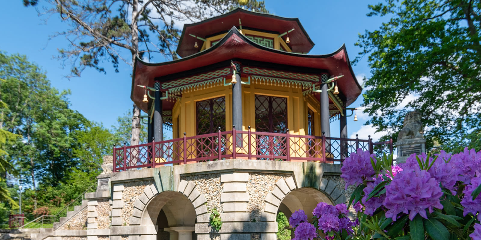Pavillon chinois avec fleurs