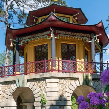 Pavillon chinois avec fleurs